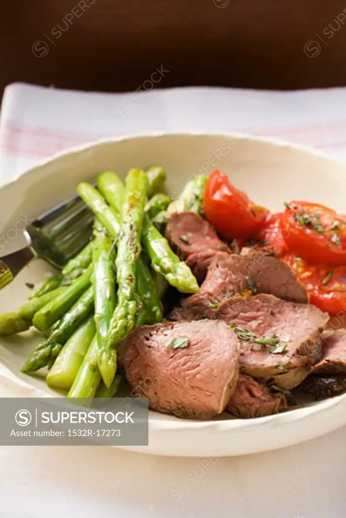 Beef with green asparagus and tomatoes
