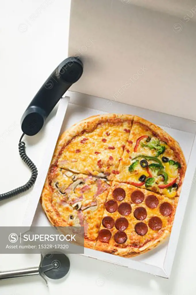 US-style ham, pepperoni & vegetable pizza in quarters