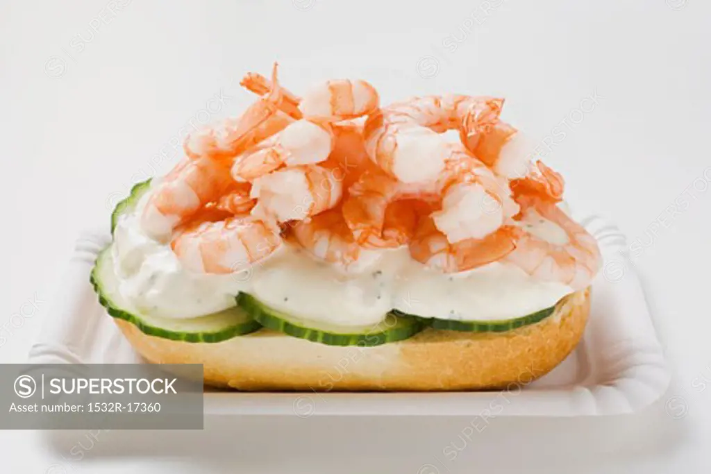 Roll topped with shrimps, cucumber and remoulade
