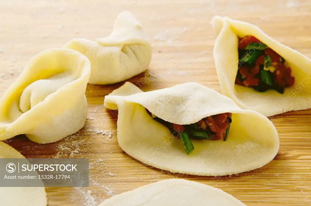 Making pasta parcels with loin of beef (China)