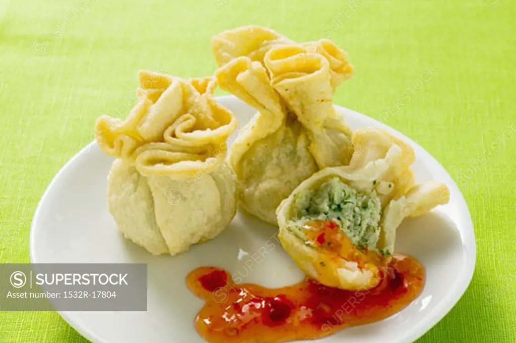 Wontons with sweet and sour sauce