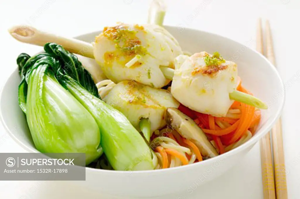 Scallop kebab with pak choi and egg noodles (Asia)