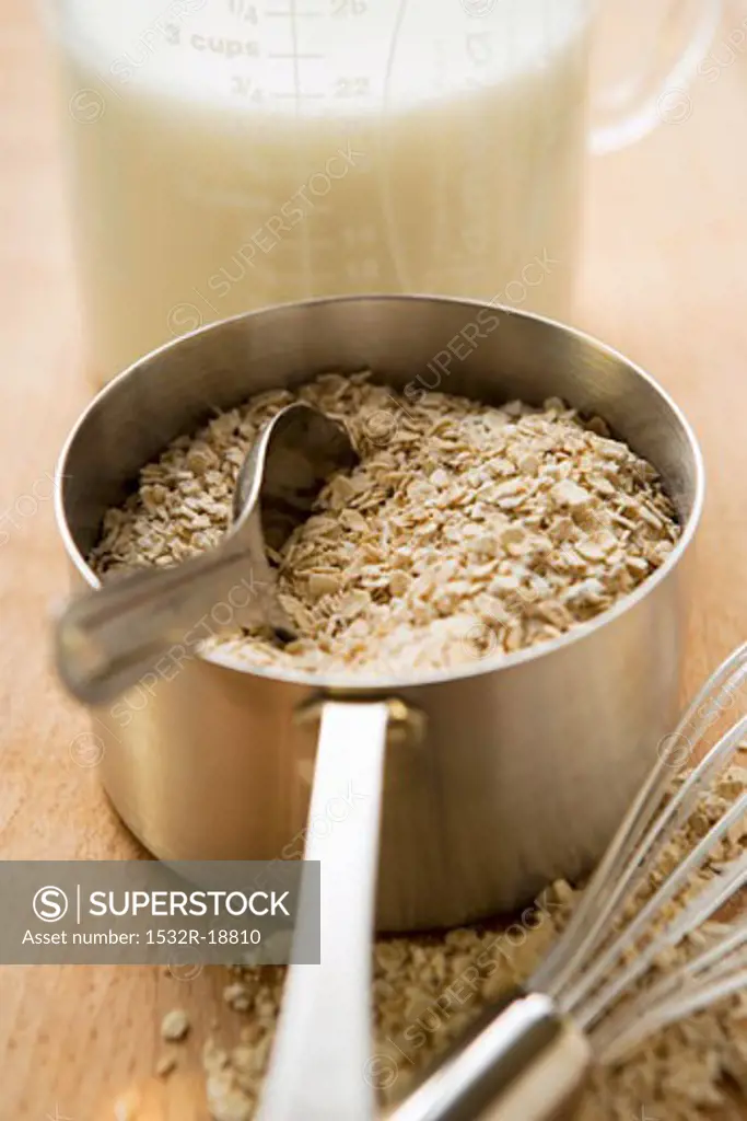 Rolled oats in a pan (3)