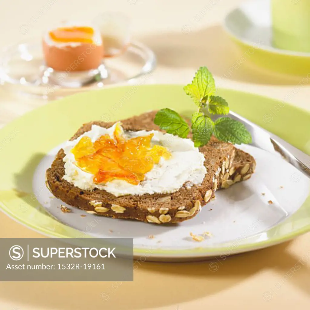 Wholegrain rye bread with quark and marmalade & boiled egg
