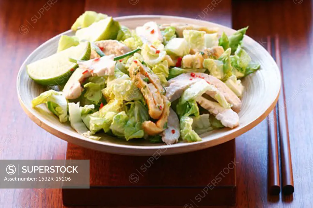 Green salad with steamed turkey breast and lime