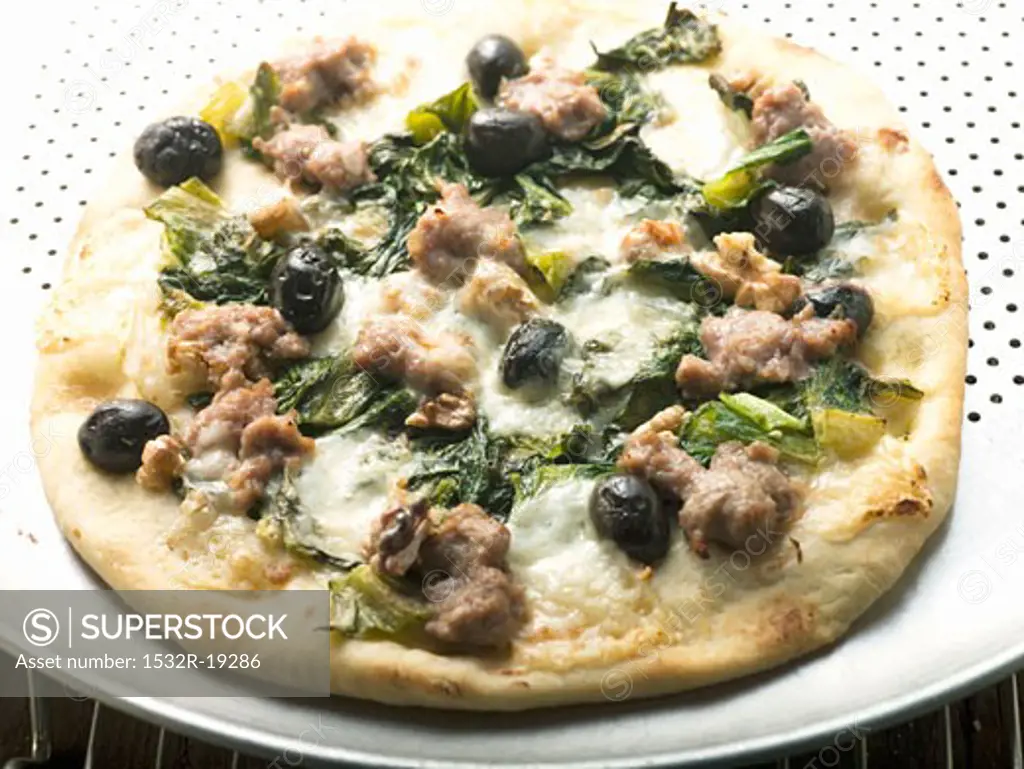 Pizza with mince, olives, spinach and cheese