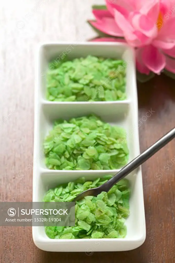 Green rice flakes (unripe rice grains, flattened)