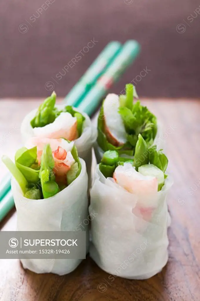 Vietnamese spring rolls with asparagus and shrimps