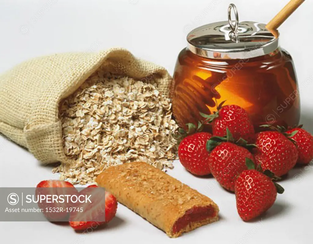 Rolled oats, strawberries, strawberry slice and honey