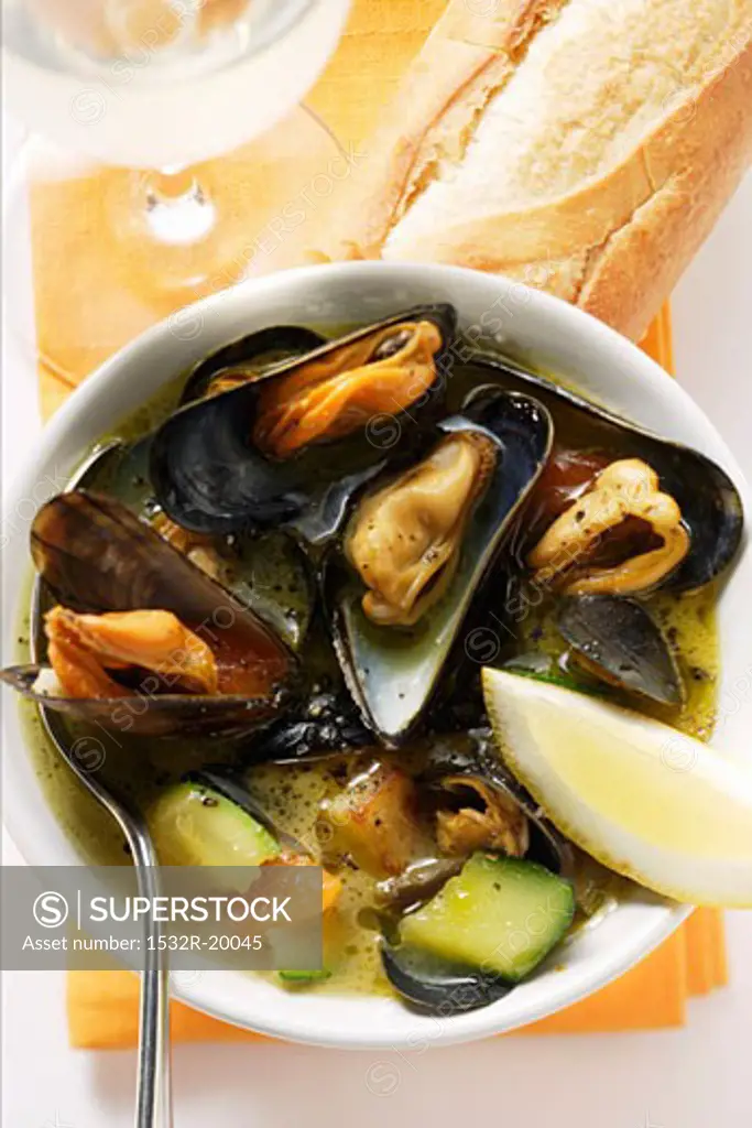 Mussel soup with courgettes, baguette