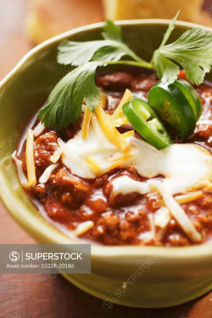 Chili con carne with cheese and sour cream
