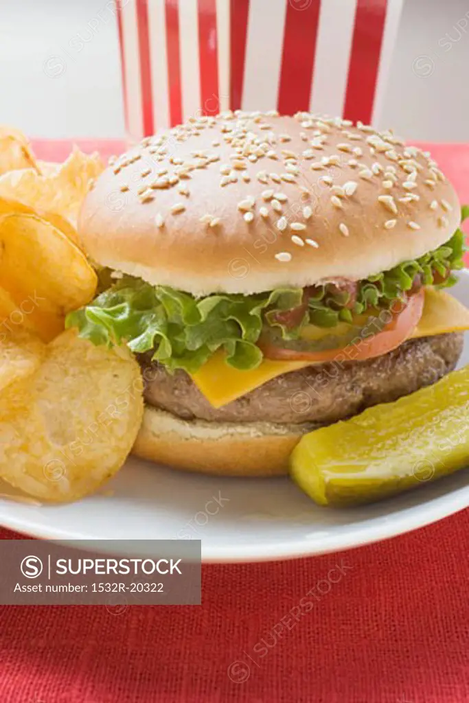 Cheeseburger with potato crisps and gherkin