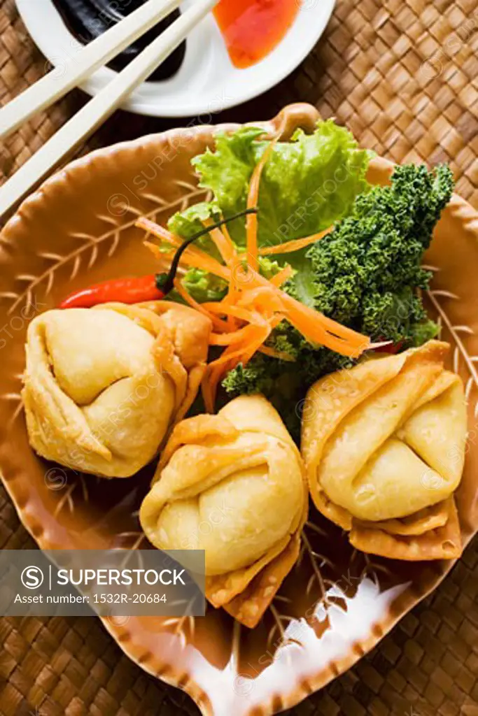 Deep-fried wontons with salad and two sauces