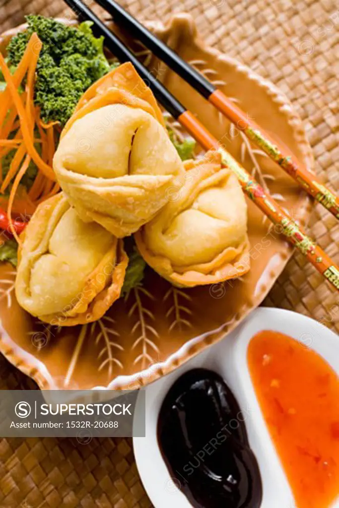 Deep-fried wontons with salad and two sauces