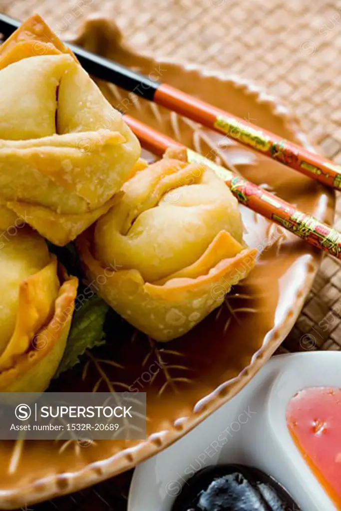 Deep-fried wontons with two sauces