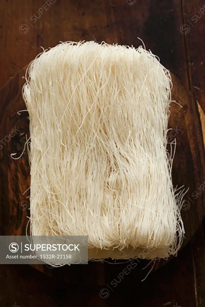 Thin rice noodles on wooden plate
