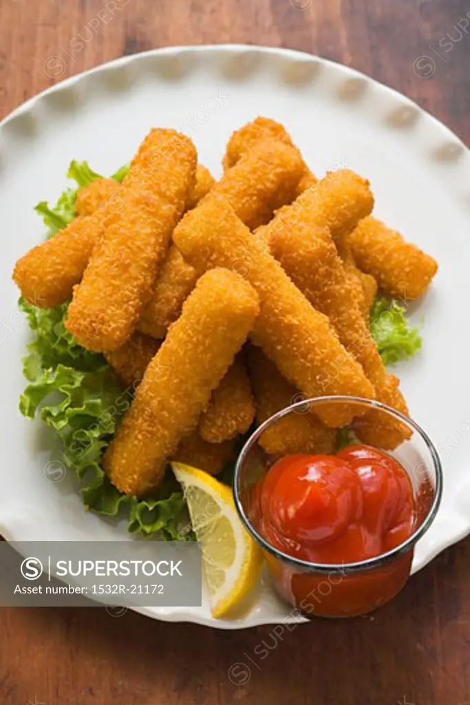 Fish fingers with lemon and ketchup