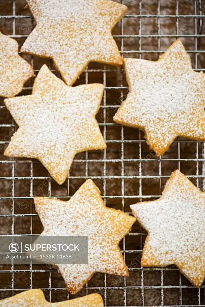 Star biscuits sprinkled with icing sugar