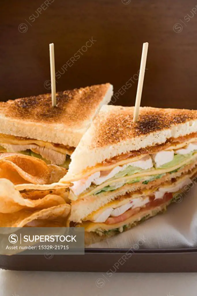 Club sandwiches with chicken breast, crisps