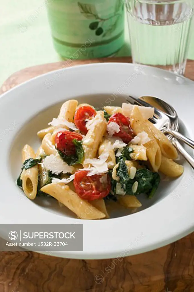 Rigatoni with spinach and cocktail tomatoes