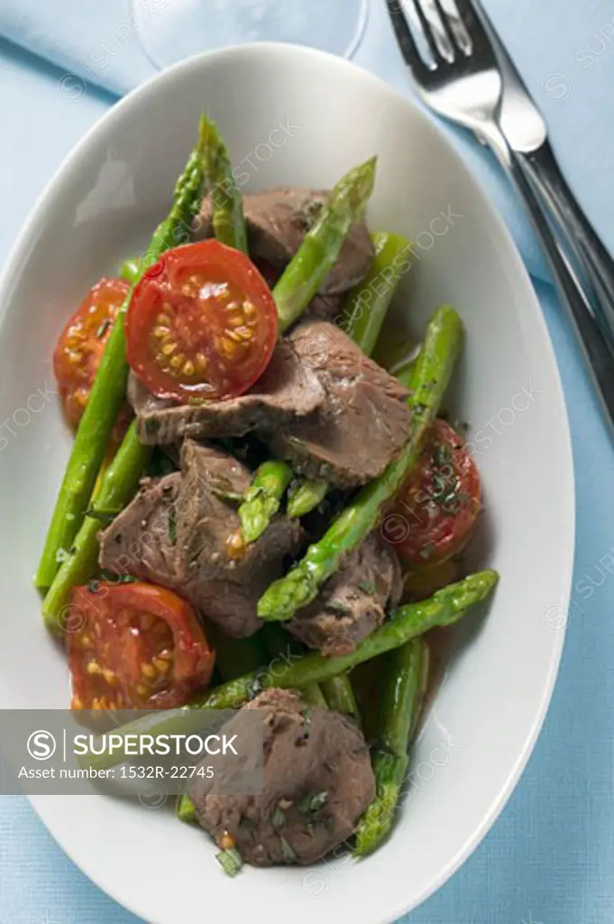 Roast beef with asparagus and tomatoes