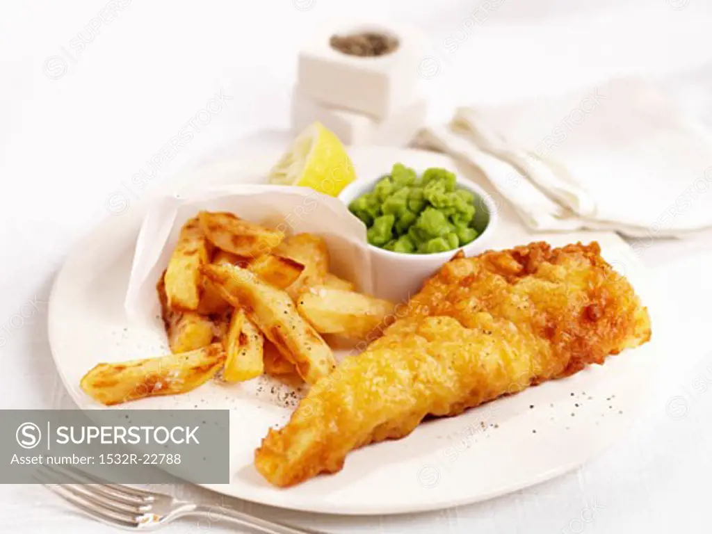 Fish fillet fried in batter with chips and mushy peas
