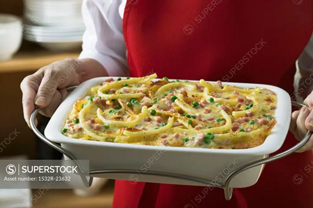 Macaroni gratin with ham and peas