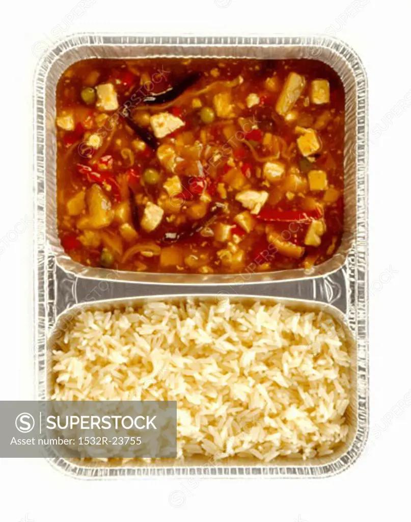 Chicken in pepper and vegetable sauce and rice