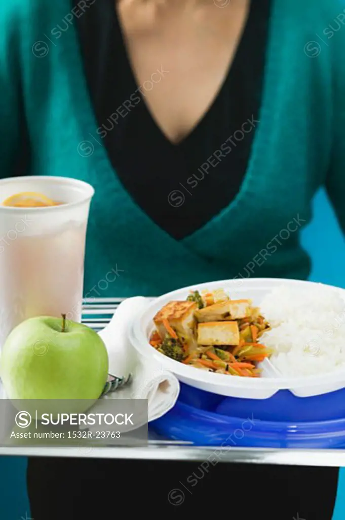 Stir-fried vegetables with tofu, iced tea and apple