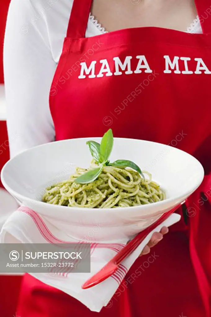 Spaghetti con pesto alla genovese (Spaghetti with pesto)