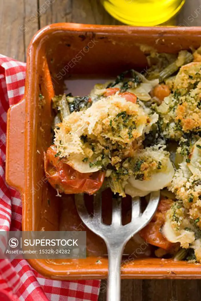 Vegetable bake with potatoes, tomatoes, leeks and capers