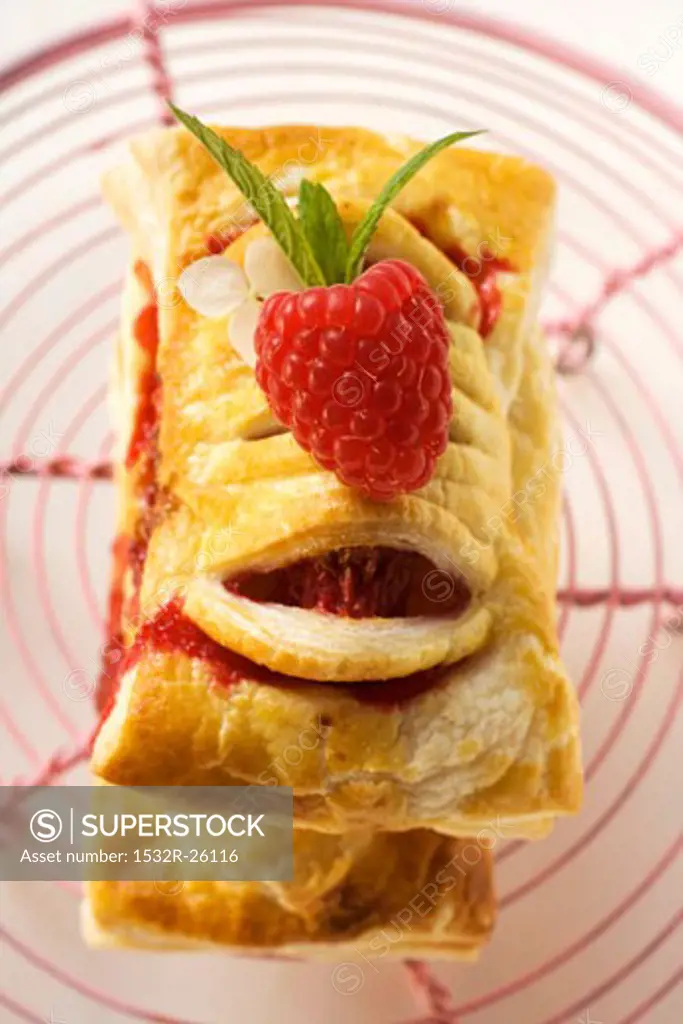 Puff pastries with raspberry filling