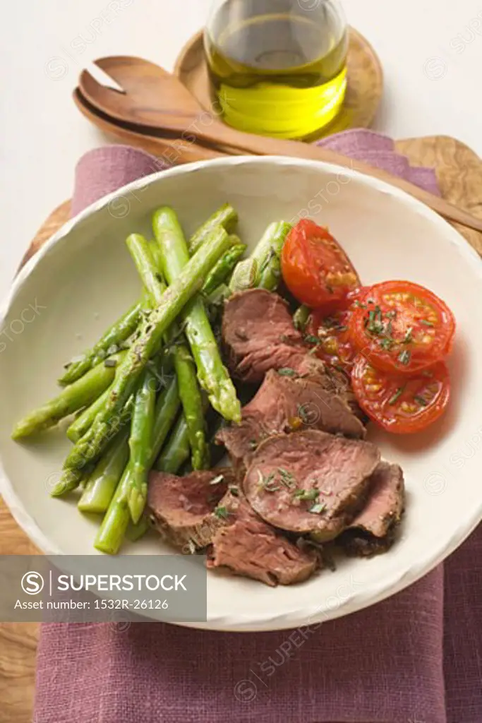 Beef with green asparagus and tomatoes