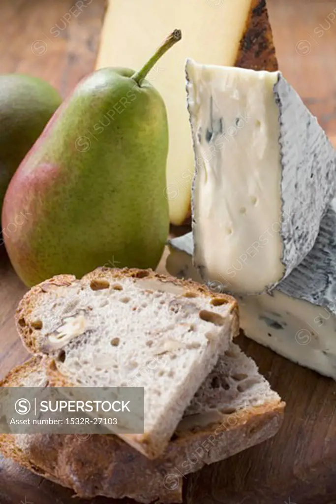 Pieces of Appenzeller and blue cheese, pears, bread