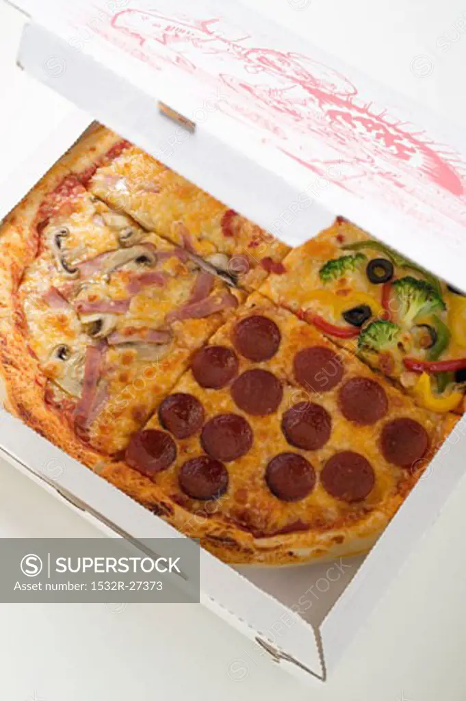 US-style ham, pepperoni & vegetable pizza in quarters
