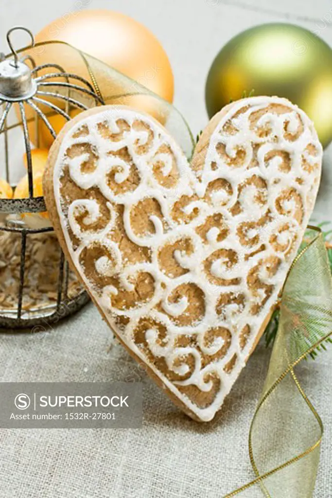 Gingerbread heart decorated with icing (for Christmas)