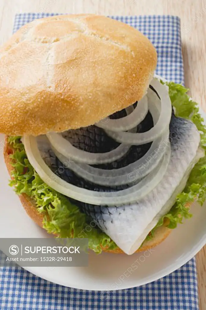 Bread roll filled with herring and onions