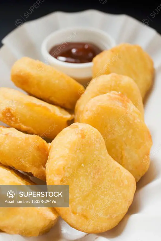 Chicken nuggets with dip in paper dish
