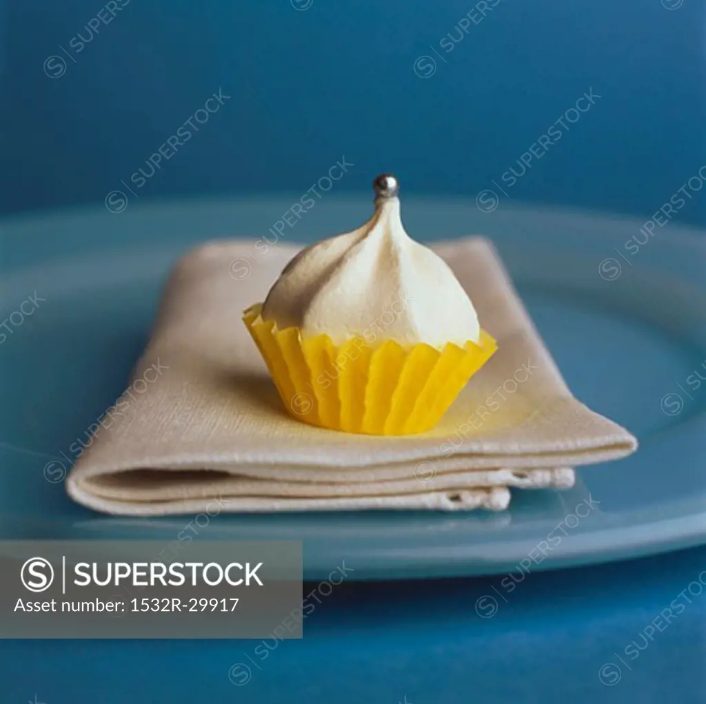 Small meringue in yellow paper case