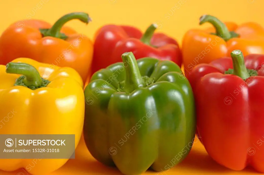 Six peppers of various colours