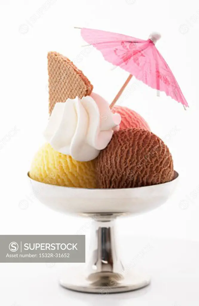 Ice cream sundae (Neapolitan style) with cream