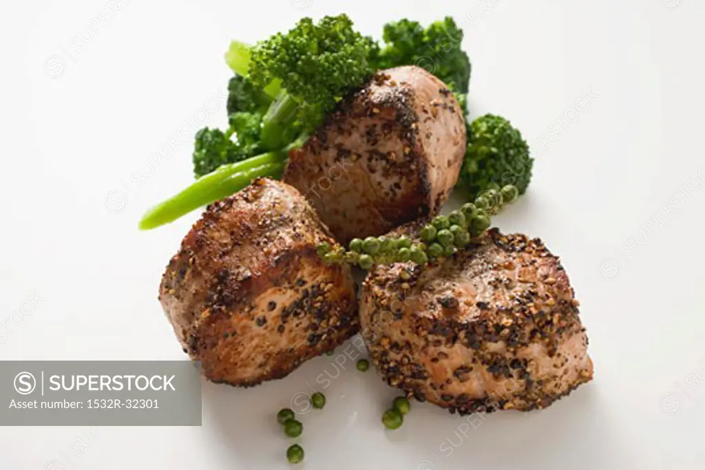 Pork medallions with green peppercorns and broccoli