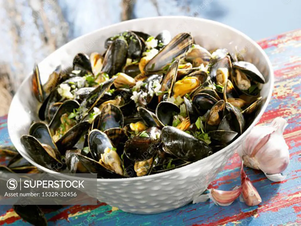 Mussels in white wine broth with garlic