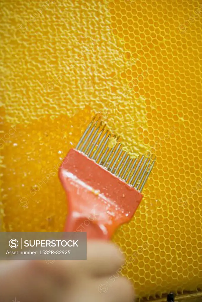 Uncapping a honeycomb
