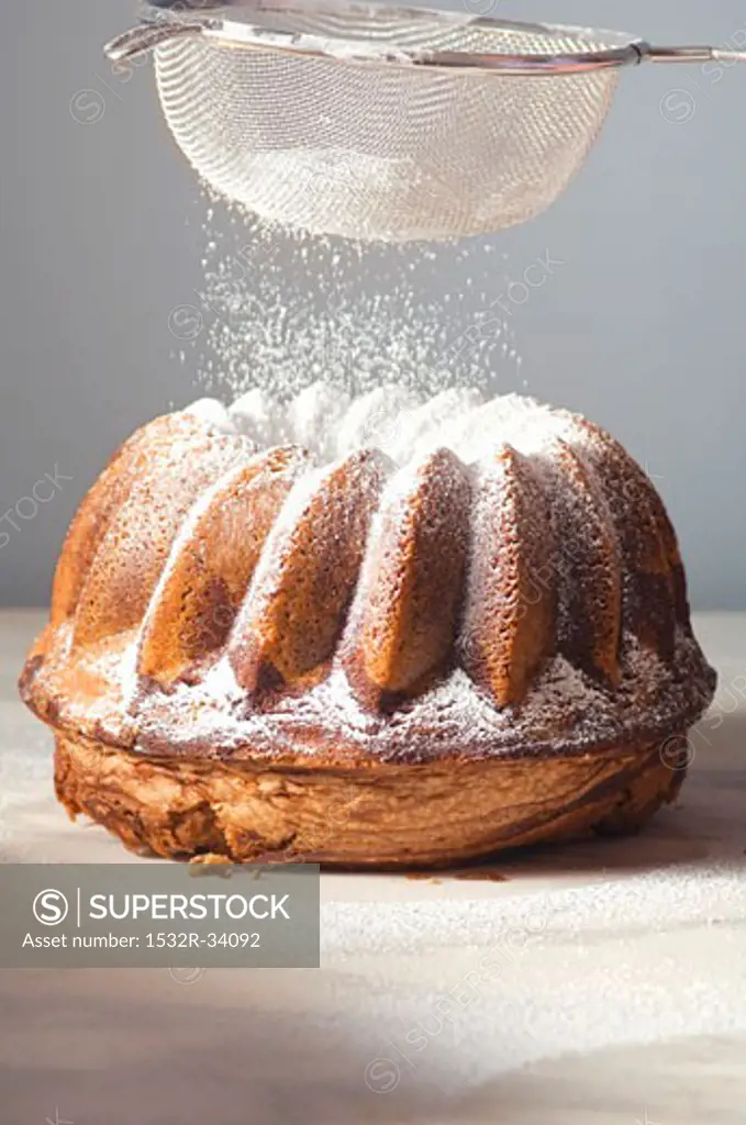 Sprinkling gugelhupf with icing sugar