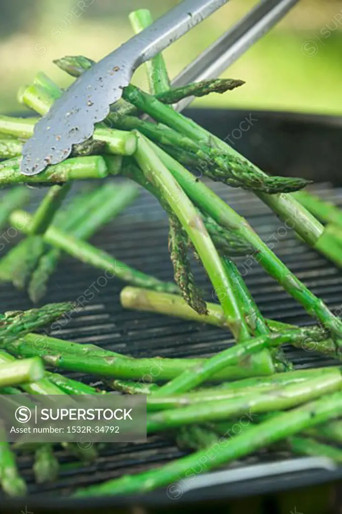 Grilling green asparagus