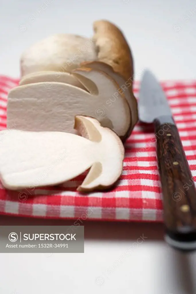 Whole cep, sliced cep and knife