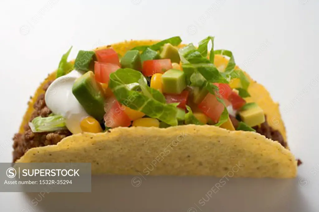 Taco with mince, vegetables and sour cream