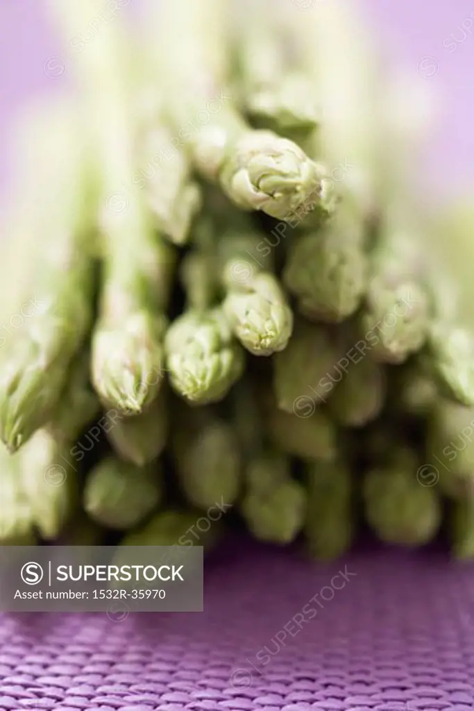 Green asparagus, from the tip end