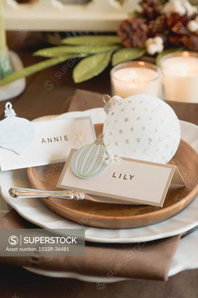 Christmas place-setting with place cards & Christmas bauble